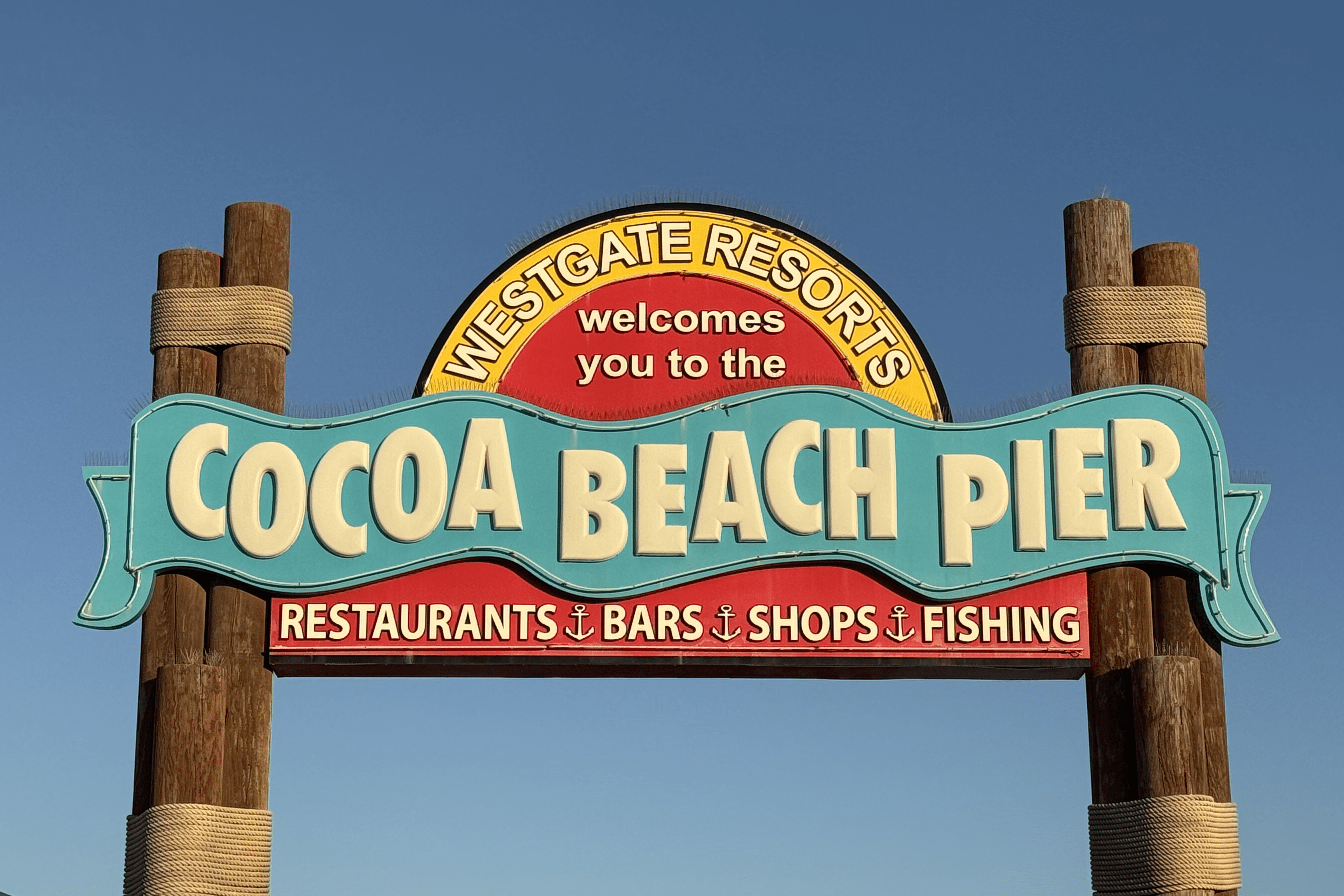 Cocoa Beach Pier på Floridas östkust, cirka en timme från Orlando.